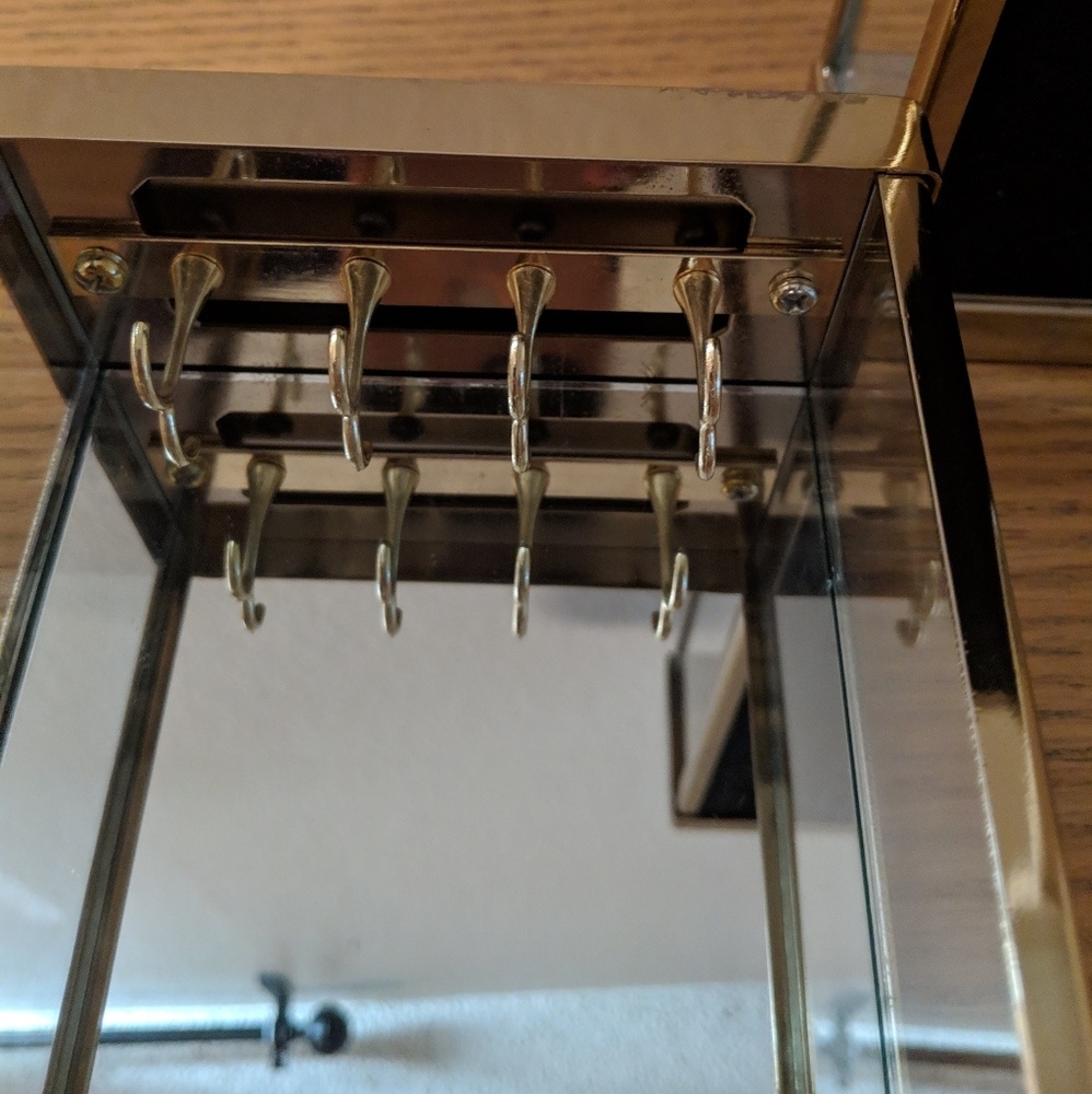 Jewelry/necklace holder